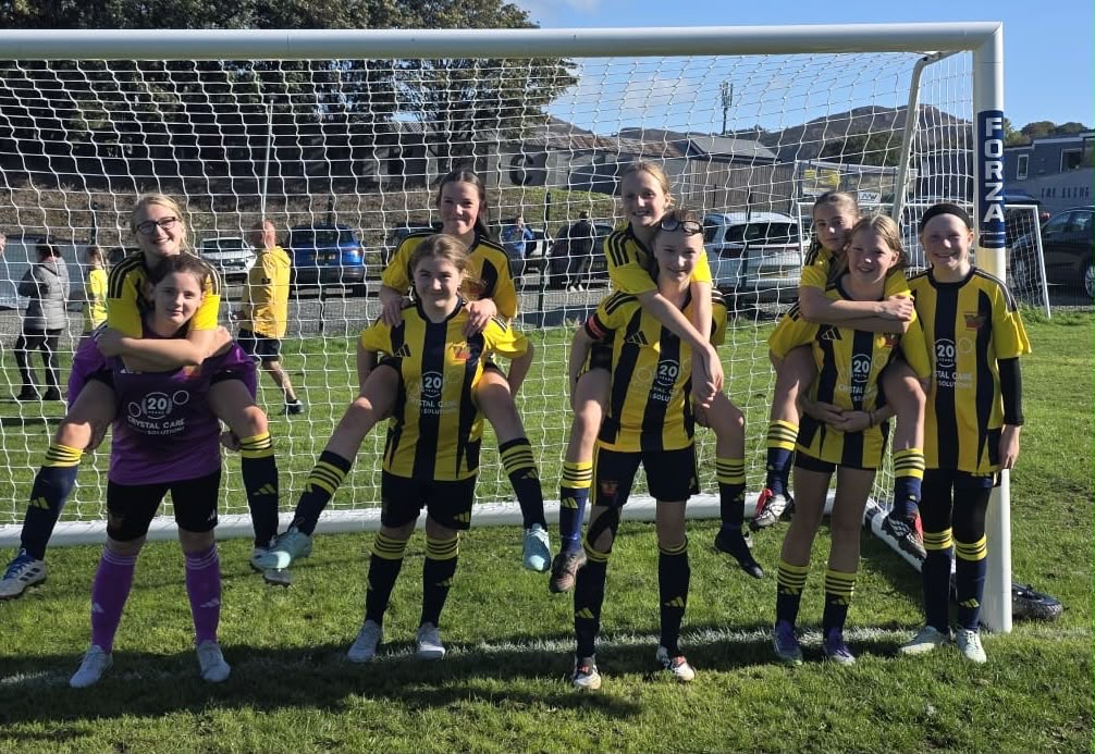 Penmaenmawr Phoenix U13 girls together by the goal