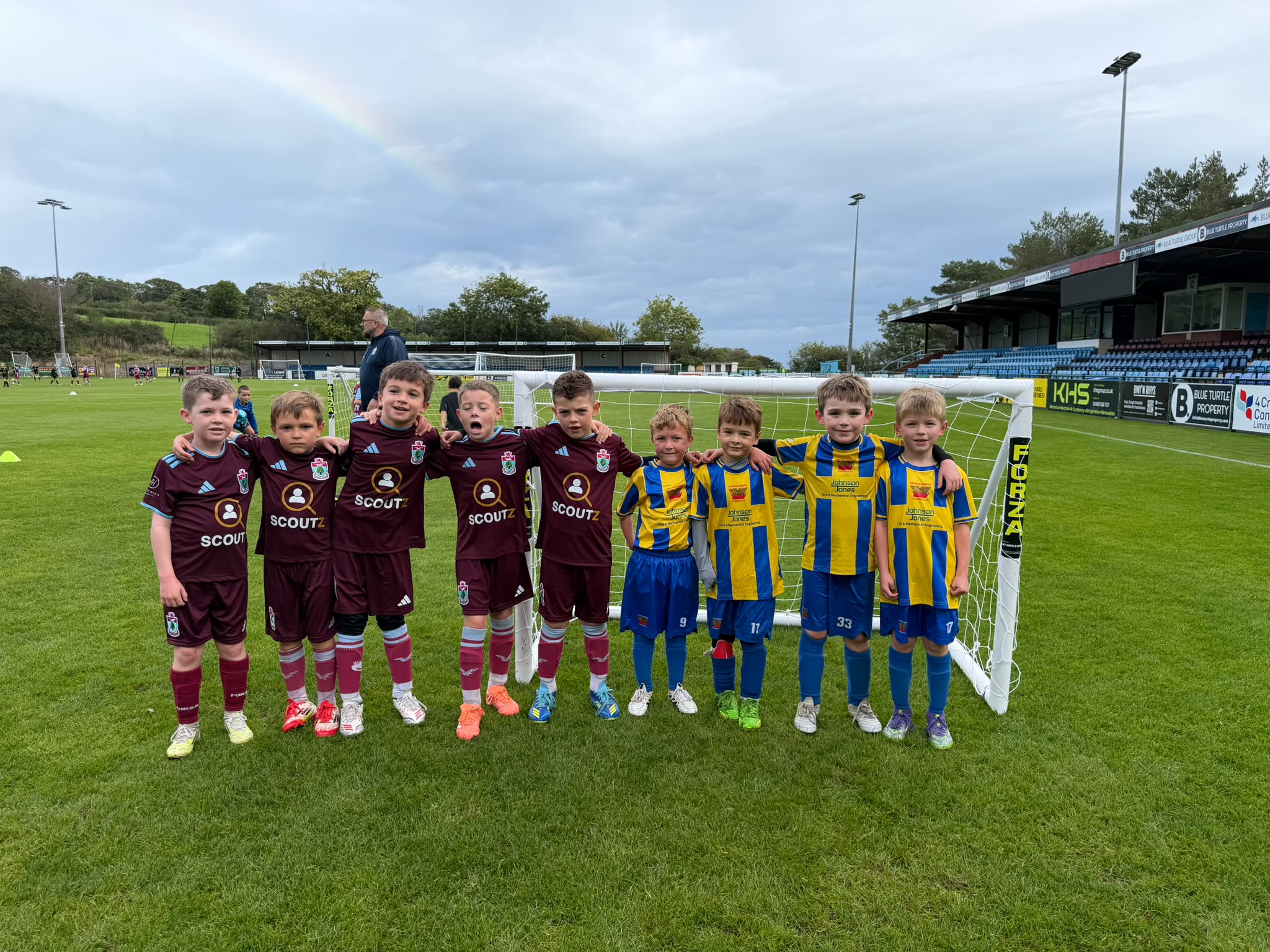 U7 Yellows players with their Colwyn Bay opponents after the match
