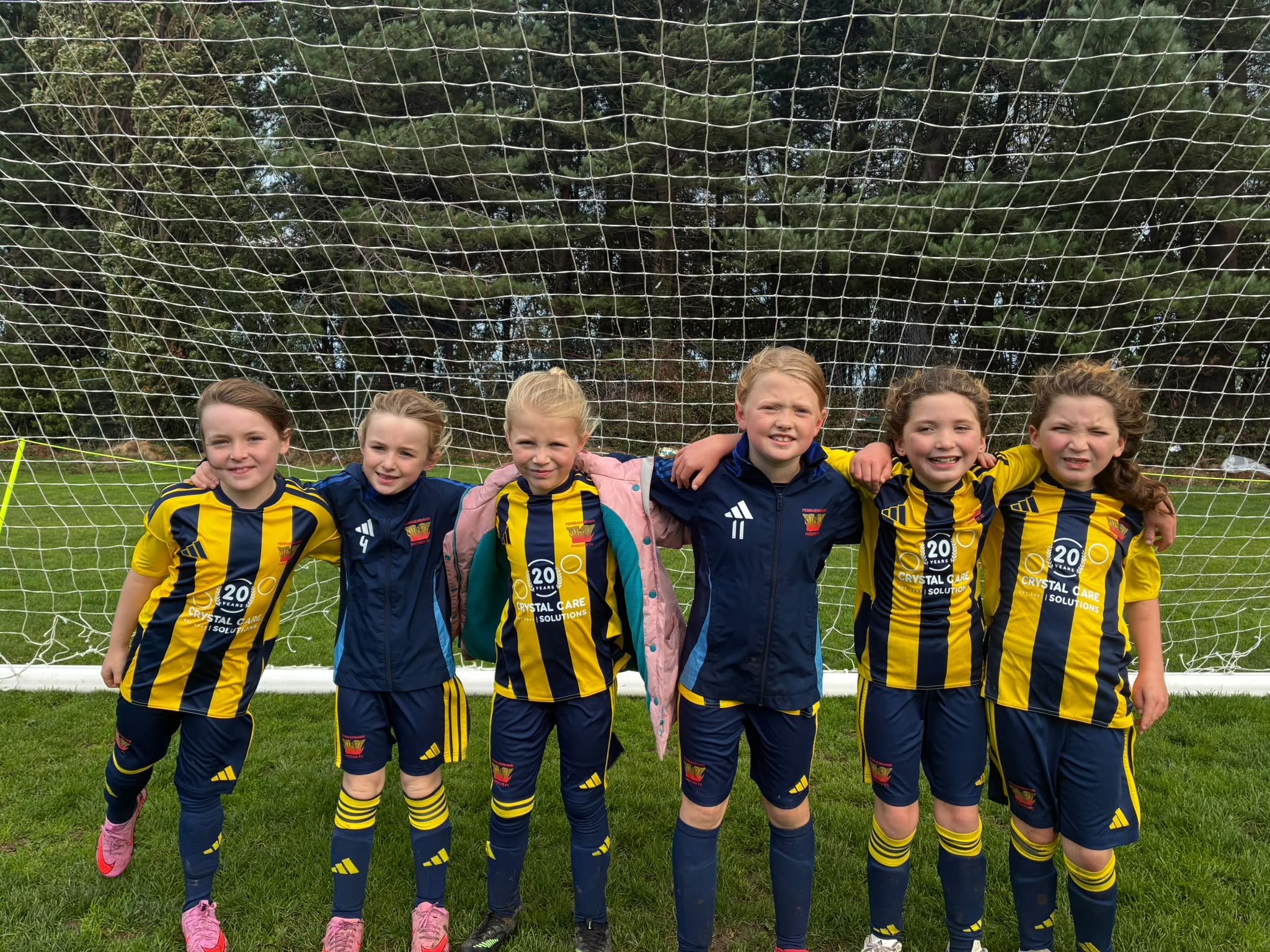U8 Girls Blue team together in front of the goal